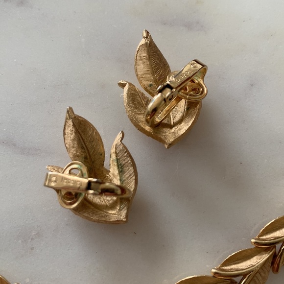 Vintage Trifari Gold Leaf Necklace and Earring Set - Picture 3 of 5